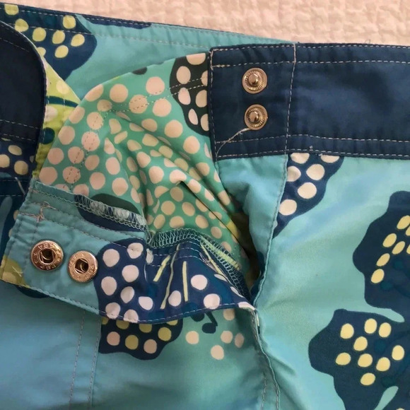 Aventura summer shirt.  Snap close and open pockets on front and back.  Size 6 - Picture 7 of 10